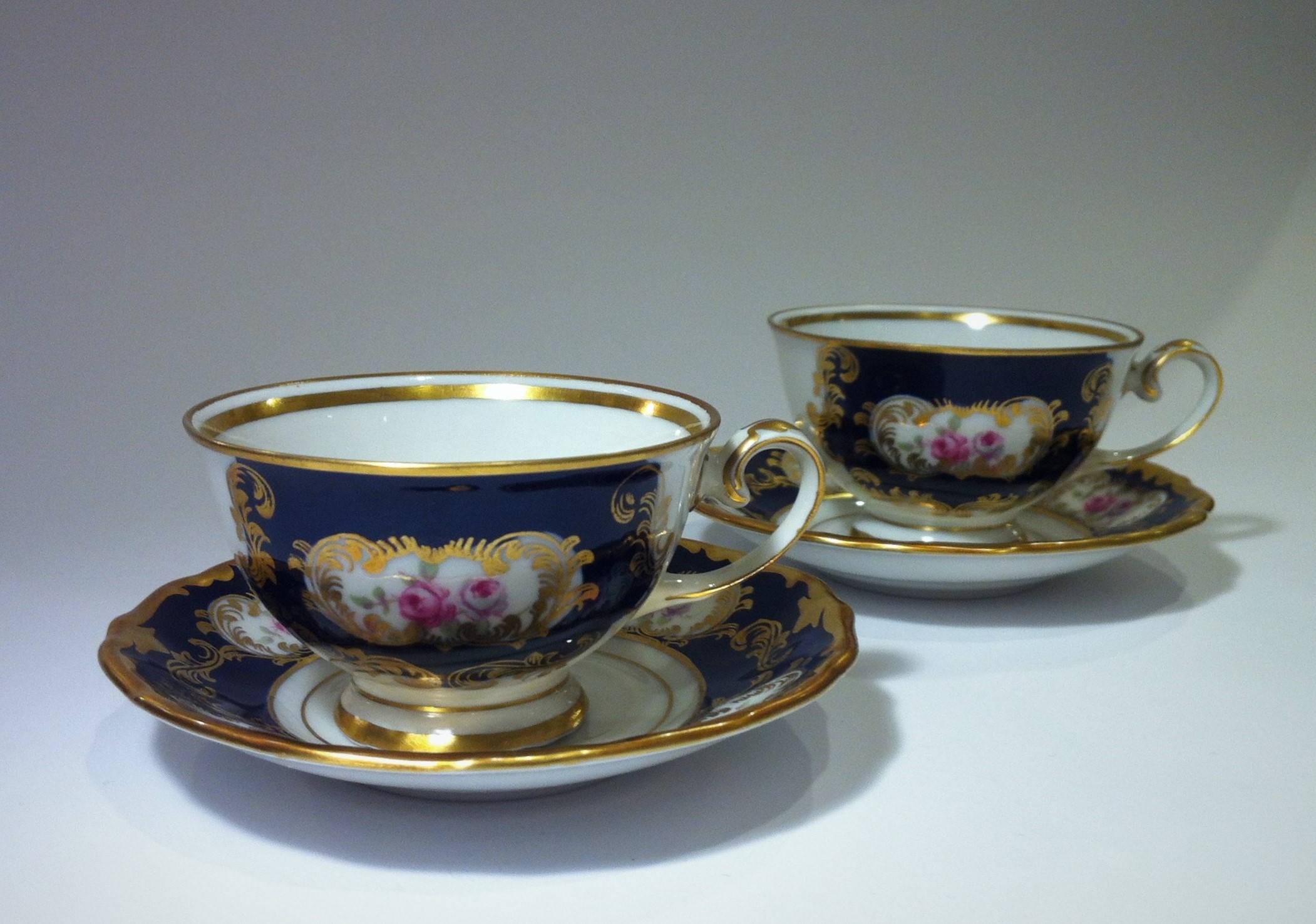 Source: https://antikspalato.com/porcelain-reichenbach-2-cups-saucer