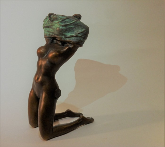 Bronze Figurine "T-shirt"
