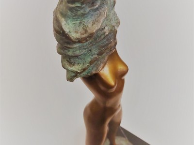 Sculpture of a woman "Undress"