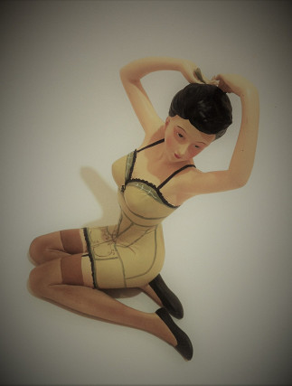 Bathing Figurine Pin Up