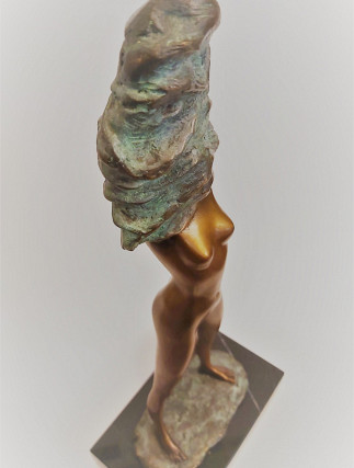 Sculpture of a woman "Undress"