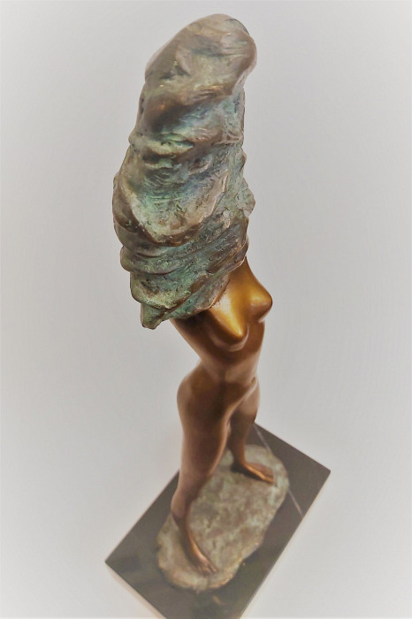Sculpture of a woman "Undress"